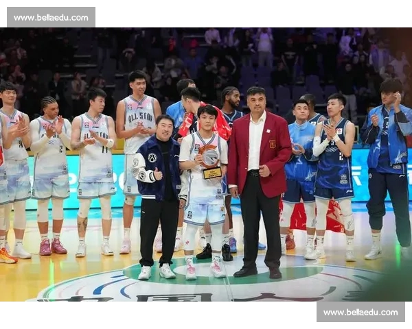 最新赛季篮球盛况全纪录：精彩赛事回顾与明星球员风采展示